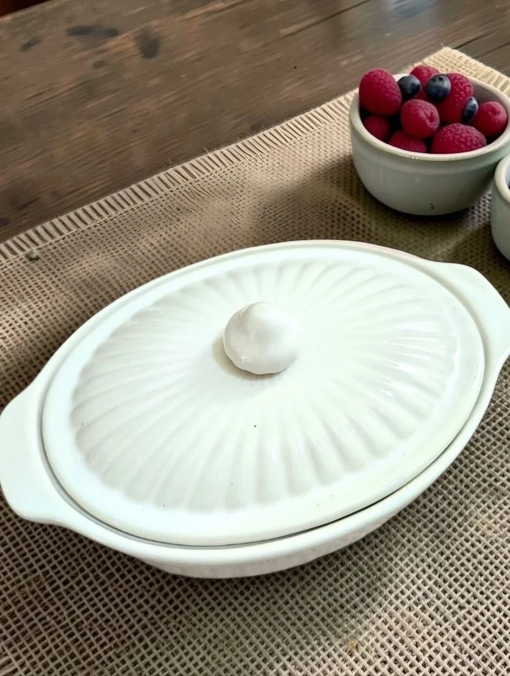 Vtg White oval casserole dish w lid, oven microwave safe, classic ribbed design